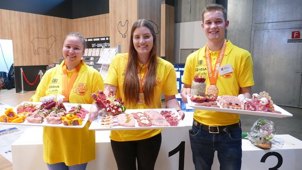 Die Gewinner(innen) der Schweizer Meisterschaft der Jung-Fleischfachleute, v.l.n.r, Michelle Isliker(2), Céline Schüpach (1) und Partick Zahner (3). (Bild zVg)
