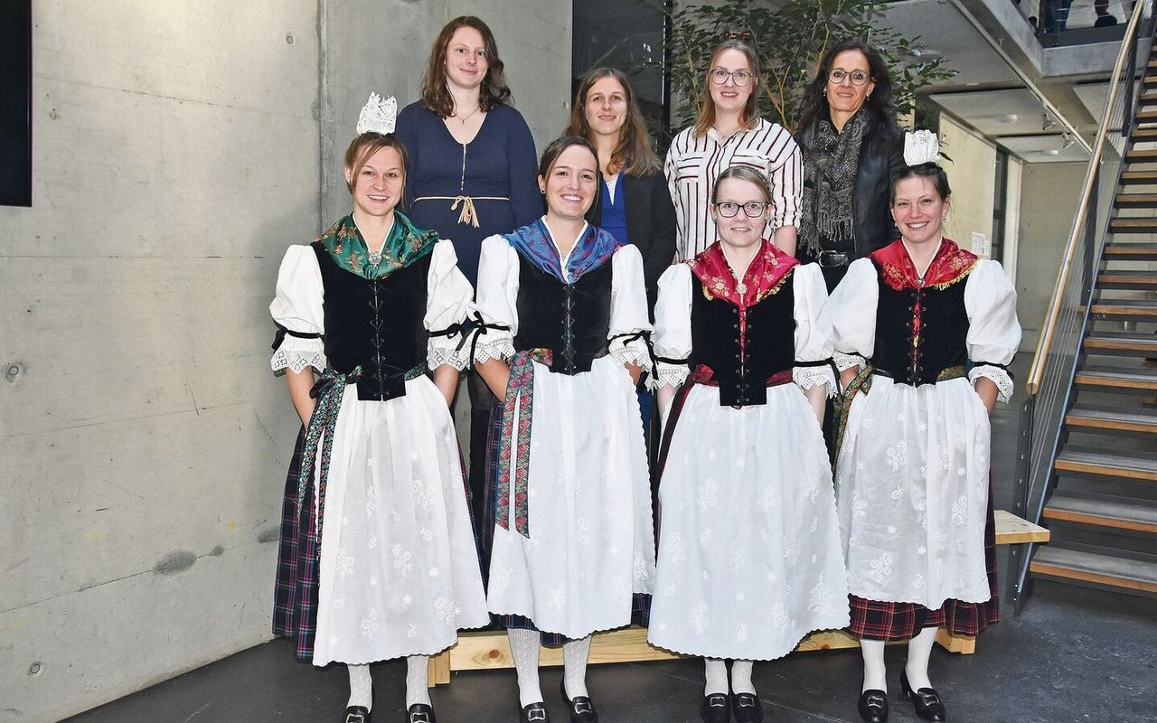 Diese acht Absolventinnen aus den Kantonen Ob- und Nidwalden konnten ihren Freudentag geniessen.