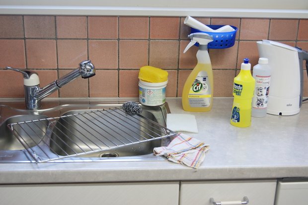 Mit nur vier verschiedenen Reinigungsmitteln wird die Küche sauber. (Bilder Anita Flück)