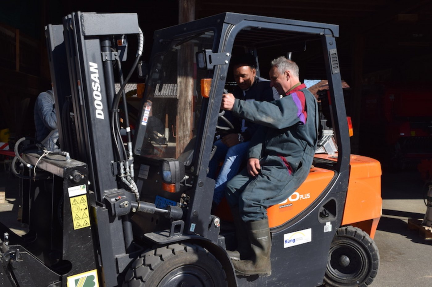Beim Staplerfahren fuhr zur Sicherheit auch Betriebsleiter Hansjörg Mannale mit.