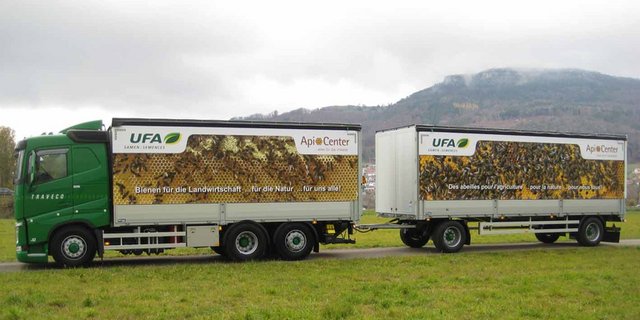 Dieser Lastwagen macht Werbung für Bienen und rollt nun durch die Schweiz. (Bild Fenaco)