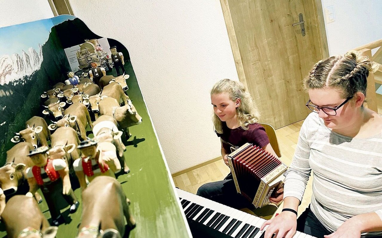 Flavia (12) am Schwyzerörgeli und Tamara (13) am Klavier: Seit der zweiten Klasse jodeln die beiden im Chörli. 