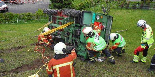 Die Feuerwehr beim Bergen des Unfallfahrzeugs. (Bild Kapo SZ)