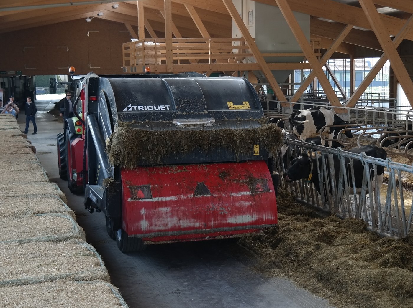 Der Trioliet Mischwagen ist etwas für Grossbetriebe. Mit dem Schneideschild entnimmt er die Silage mit sauberem Schnitt dem Fahrsilo und nimmt 3 bis 4 Tonnen direkt in den Mischwagen auf, alles in einem Arbeitsgang. 