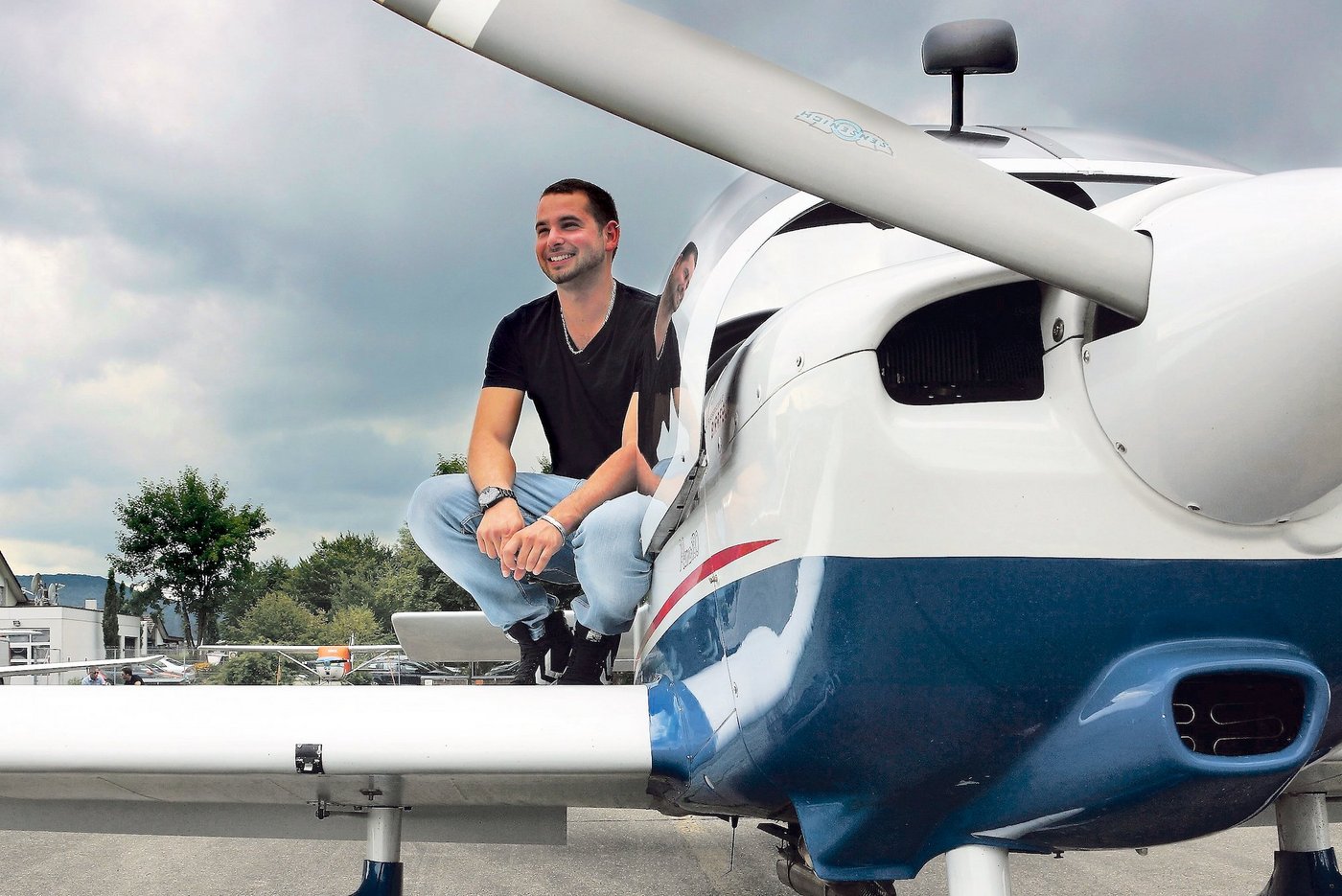 Als Sechsjähriger durfte Simon Häfeli im Heli mitfliegen, seither hat ihn die Faszination nicht mehr losgelassen. Ab dem Flugplatz Birrfeld peilt er Destinationen in der Schweiz und in Europa an. (Bilder Ruth Aerni)