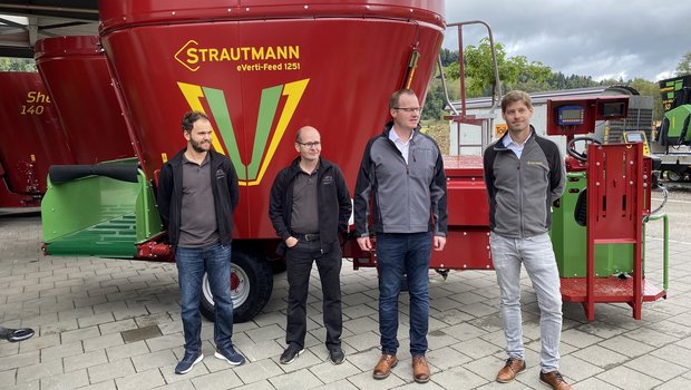 Freude herrscht an der Weltpremiere des vollelektronischen Futtermischwagens Strautmann E-Verti-Feed in Hüswil: Produktmanager David Furrer und Firmengründer und Inhaber Roger Zulliger mit den Strautmann-Geschäftsführern Felix Rademacher und Phillip Strautmann. (Bild: Livio Janett)