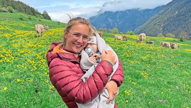 Olivia Noggler geniesst die Zeit mit ihrem drei Monate alten Sohn Luis. Die ruhige Unterengadiner Bergwelt gibt ihr für den Alltag viel Energie.