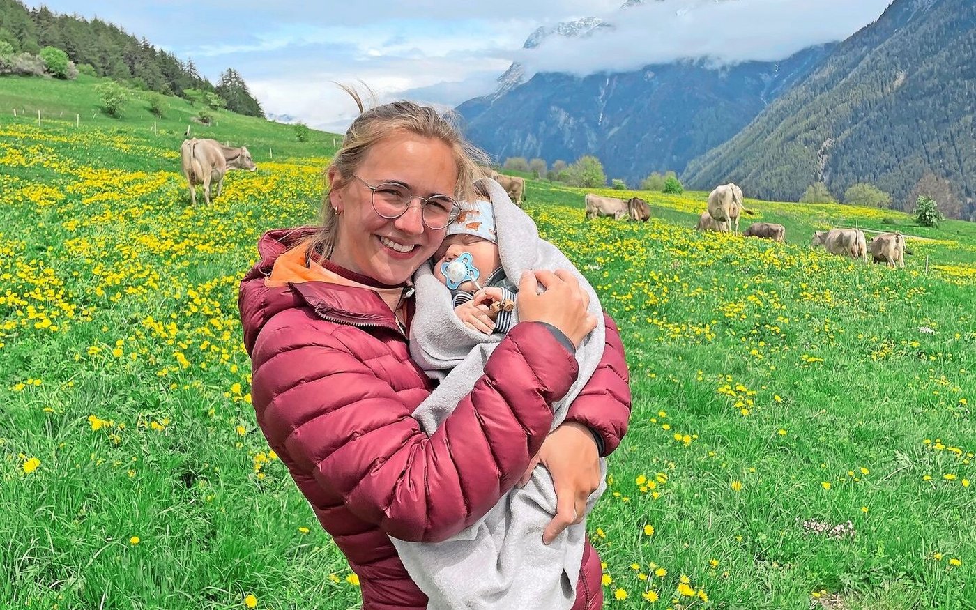 Olivia Noggler geniesst die Zeit mit ihrem drei Monate alten Sohn Luis. Die ruhige Unterengadiner Bergwelt gibt ihr für den Alltag viel Energie.