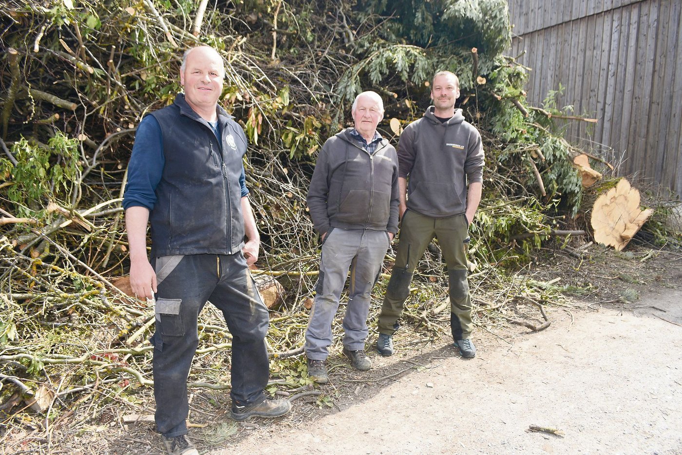 Ihr Blockheizkraftwerk produziert im thurgauischen Rheinklingen aus Baumschnitt Strom und Wärme (v. l. n. r.):  Landwirt Karl Vetterli sowie Jack und Simon Biedermann. (Bilder Thomas Güntert)