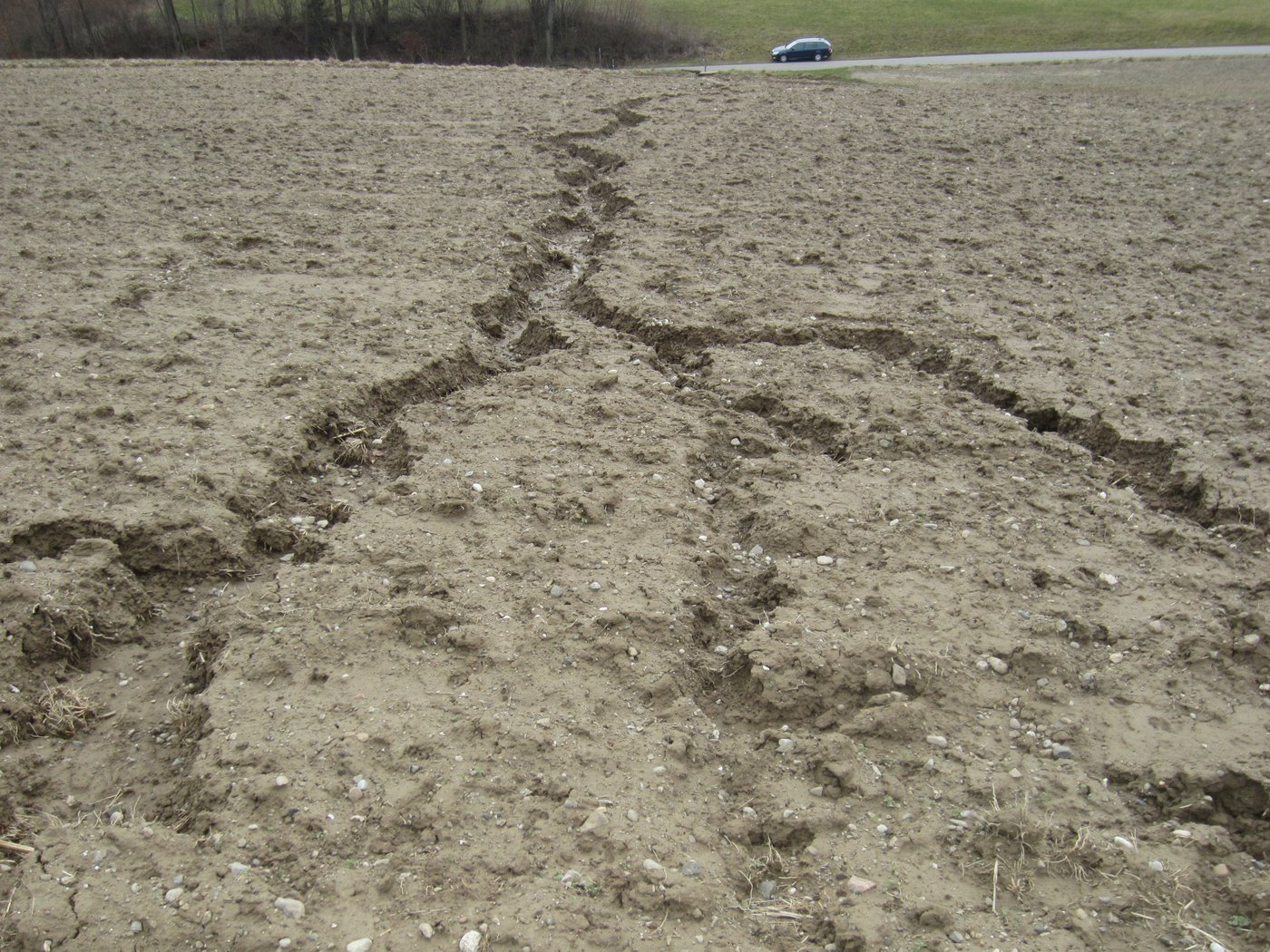 Das Wasser sagte einen Graben durch den Acker. (Bild V. Prasuhn)
