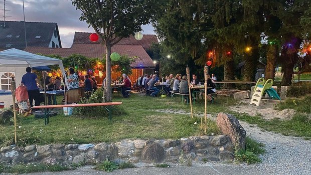 Die Partydekoration Die Partydekoration sorgt beim ungezwungenen Kennenlernen für schönste Atmosphäre.