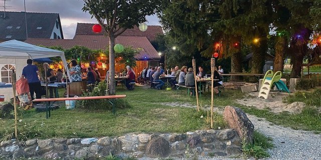 Die Partydekoration sorgt beim ungezwungenen Kennenlernen für schönste Atmosphäre.