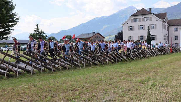 Schellner führen den Zug der jungen Berufsleute an, die am Planrtahof die Ausbildung Landwirt(in) EFZ als Erstberuf beziehungsweise als Zweitausbildung abgeschlossen haben. (Bilder Vrena Crameri)