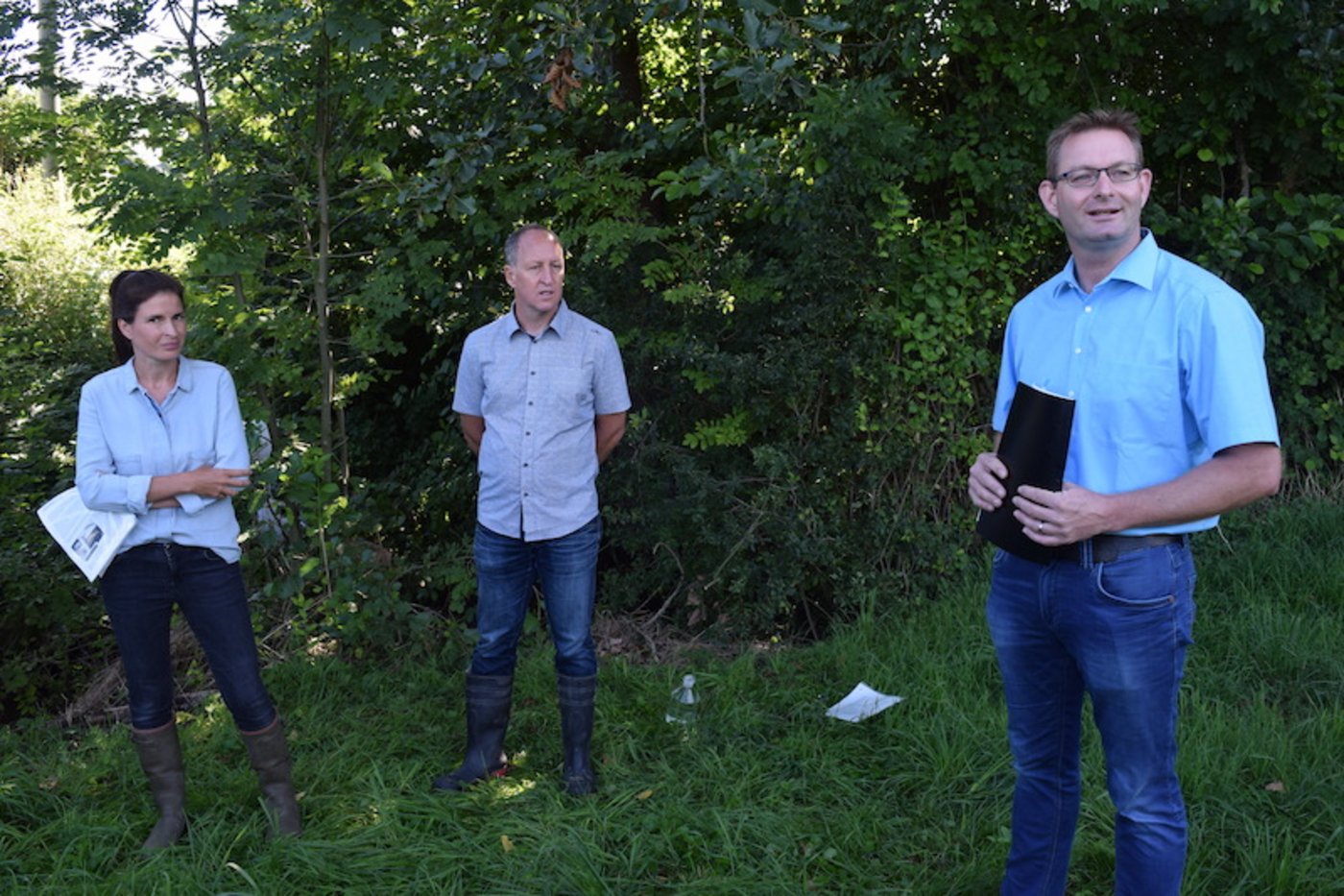 Gemeinsam wollen sie die Bauern sensibilisieren: Vera Leib, Leiterin Gewässerqualität, Jürg Wüthrich, Fachspezialist Umweltanalytik, und Peter Nüesch, Präsident St. Galler Bauernverband.