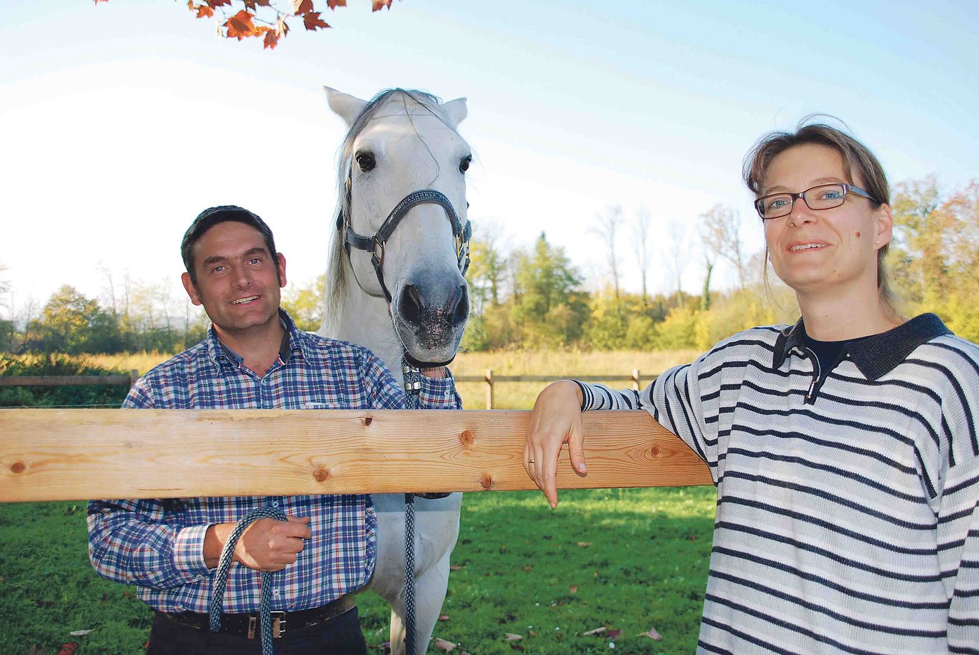 Das Ehepaar mit einem ihrer Pensionspferde. Die beiden haben viele Ideen im Kopf, die sie auf dem Betrieb angehen möchten.