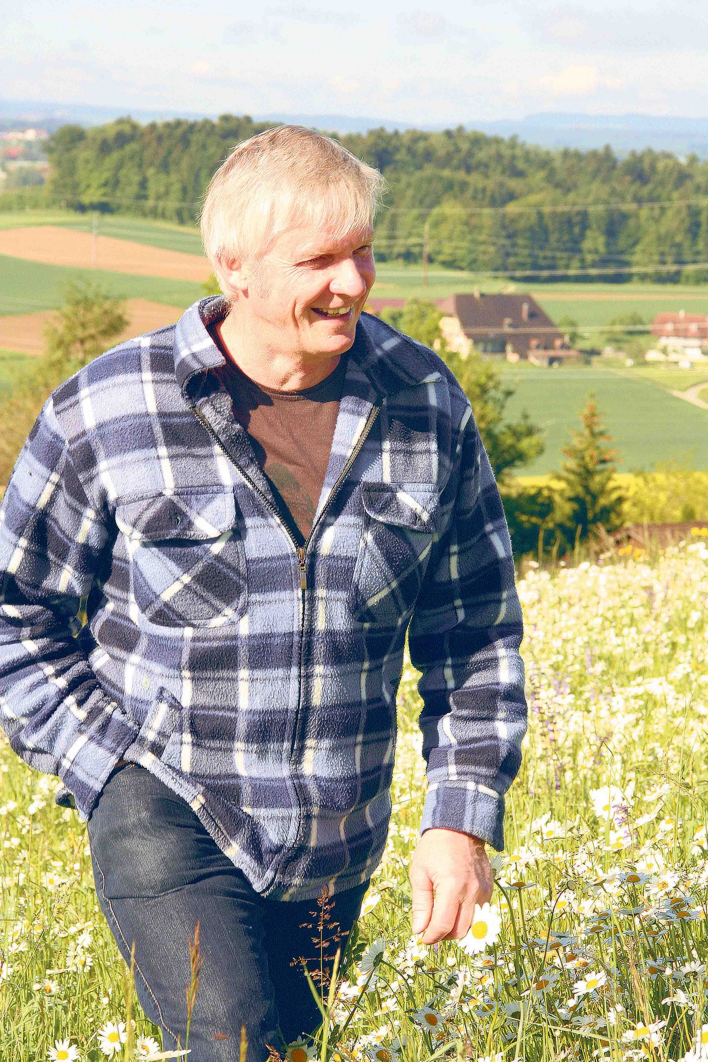 Simon Bracher ist sichtlich stolz auf seine Fromentalwiese und geniesst Komplimente aus dem Dorf. Lieber hätte er es aber gesehen, wenn nur seine Wiese aufs Bild gekommen wäre. (Bild Andrea Wyss)
