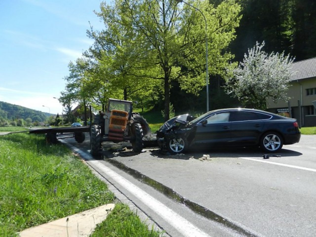 Die Kollision eines Traktors mit einem Auto forderte im aargauischen Gränichen zwei Verletzte. (Bild Aargauer Kantonspolizei)