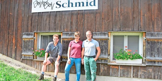 Maya und Elmar Schmid mit Hannes Frey, dem neuen landwirtschaftlichen Angestellten. 