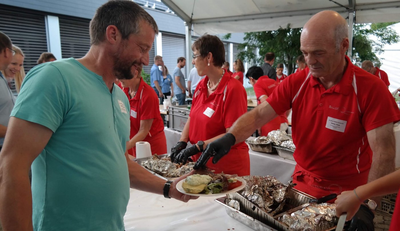 Walter Haas, vormals Präsident LBV, beim Servieren von Rindsbraten.
