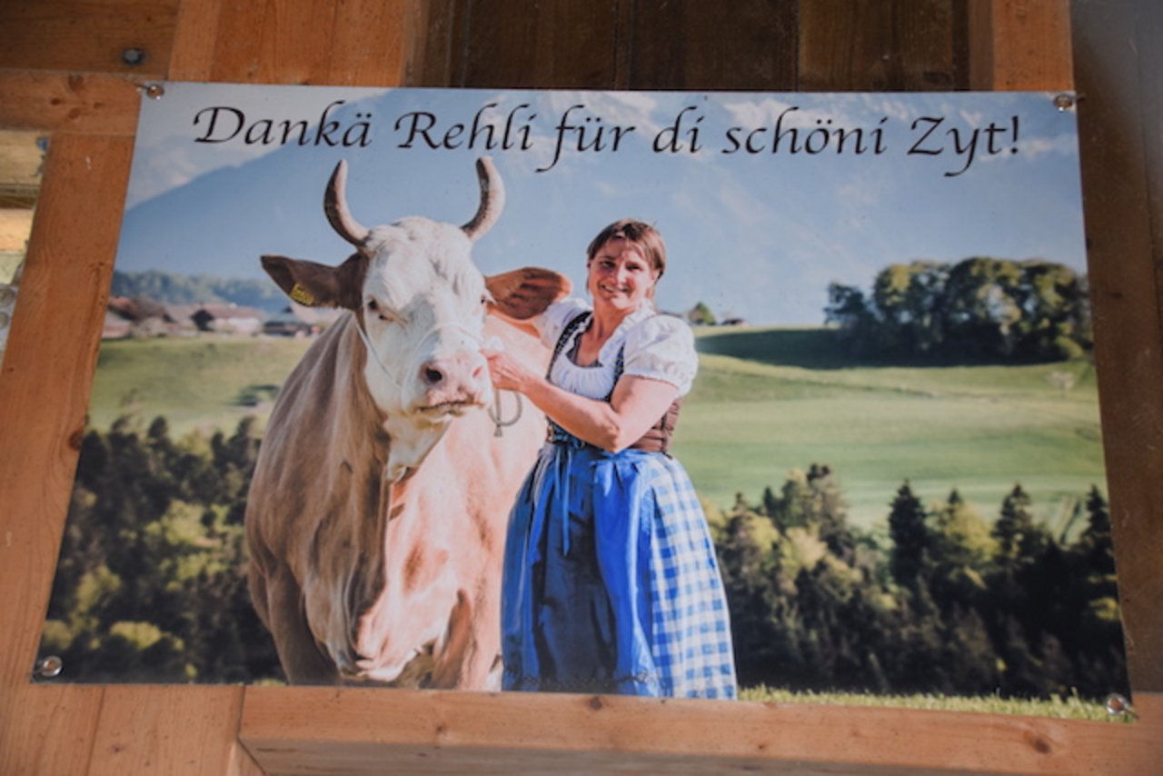 Adelheid Graf, mit der Kuh Rehli, welche auf dem Betrieb grossen Einfluss hatte.