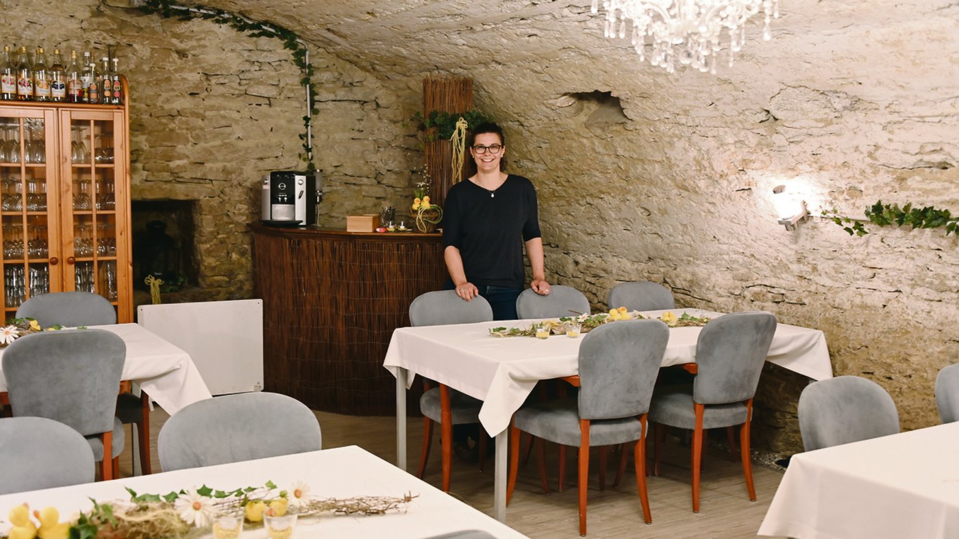 Nicole Reusser hat das Lachen nicht verloren, auch wenn sie im Gewölbekeller momentan keine Gäste empfangen darf. Nun werden halt liegen gebliebene Arbeiten erledigt. 