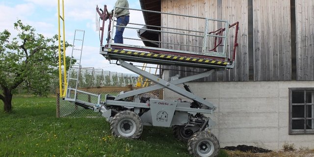  Der korrekte Einsatz macht die Arbeitsplattform auch in schwierigem Gelände zum sicheren Arbeitsplatz. (Bild Agriss)