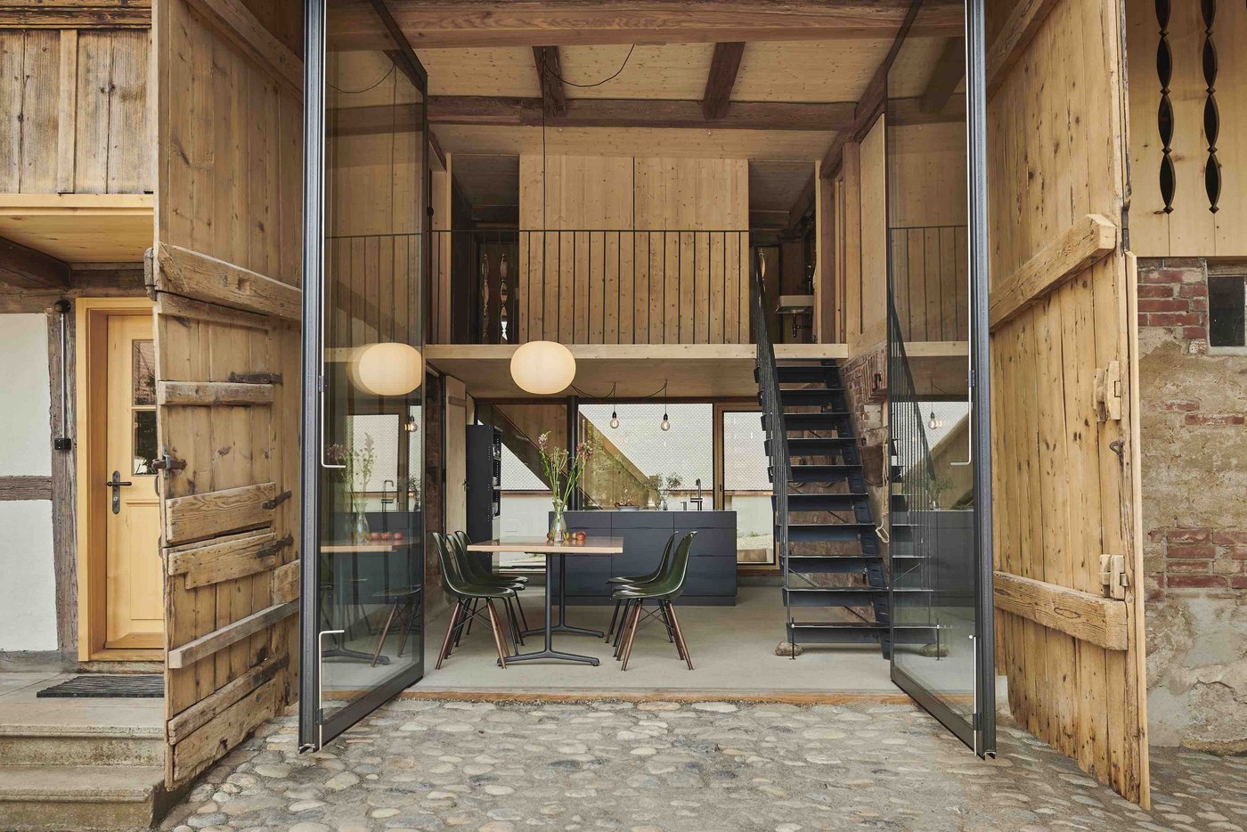 Im ehemaligen Tenne ist die Küche untergebracht. (Bild Gataric Fotografie)