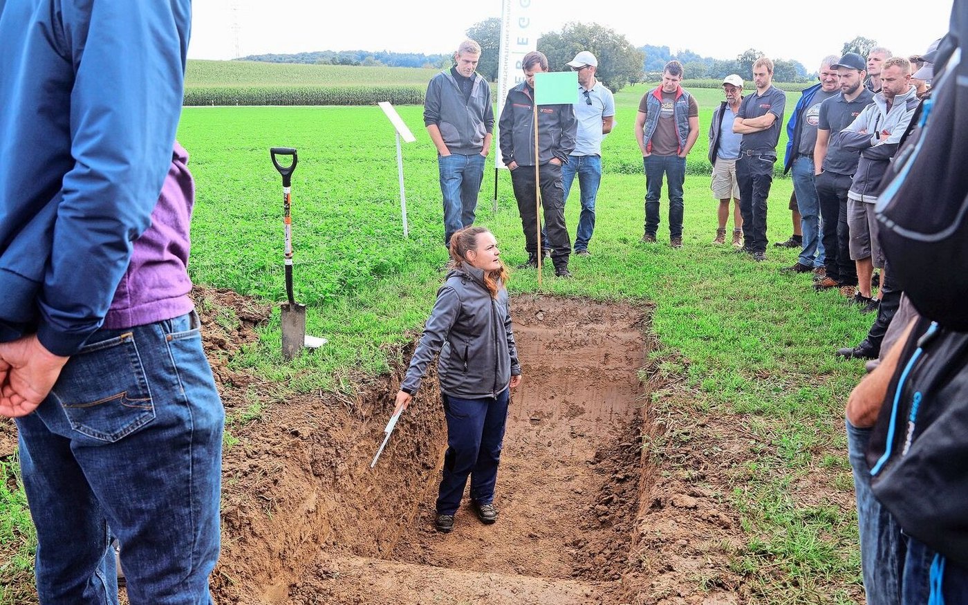Anhand eines ausgehobenen Profils erklärt Rita Ziltener den Kursteilnehmern die Beurteilungskriterien für die Bodenqualität.