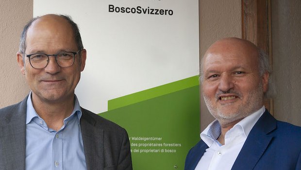 WaldSchweiz-Präsident und Ständerat Daniel Fässler (links) mit dem neu gewählten Direktor Thomas Troger-Bumann vor der Verbands-Geschäftsstelle in Solothurn. (Bild WaldSchweiz/Fabio Gilardi)
