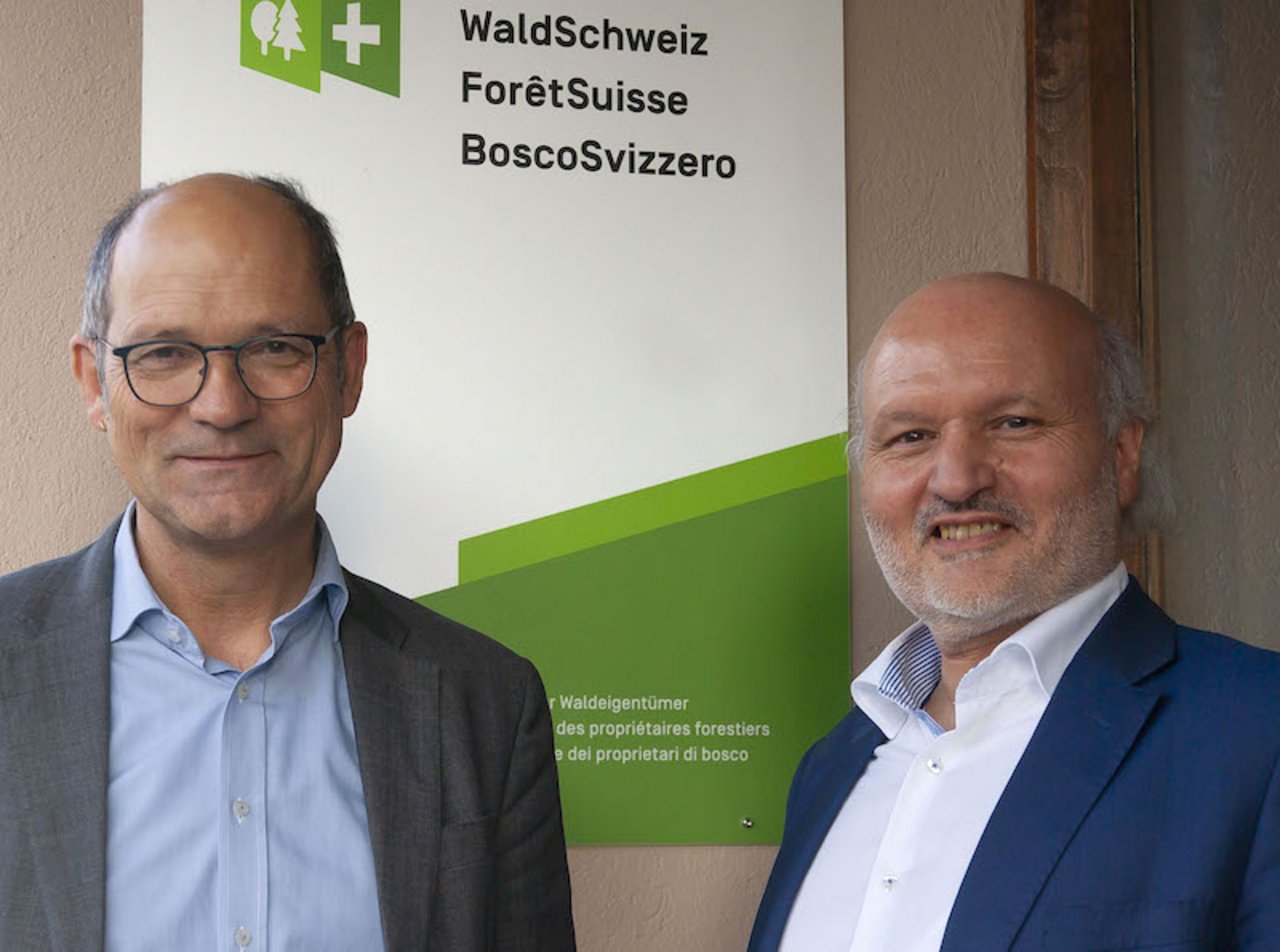 WaldSchweiz-Präsident und Ständerat Daniel Fässler (links) mit dem neu gewählten Direktor Thomas Troger-Bumann vor der Verbands-Geschäftsstelle in Solothurn. (Bild WaldSchweiz/Fabio Gilardi)