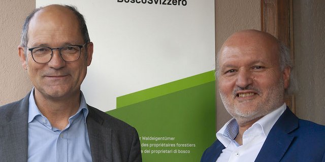 WaldSchweiz-Präsident und Ständerat Daniel Fässler (links) mit dem neu gewählten Direktor Thomas Troger-Bumann vor der Verbands-Geschäftsstelle in Solothurn. (Bild WaldSchweiz/Fabio Gilardi)