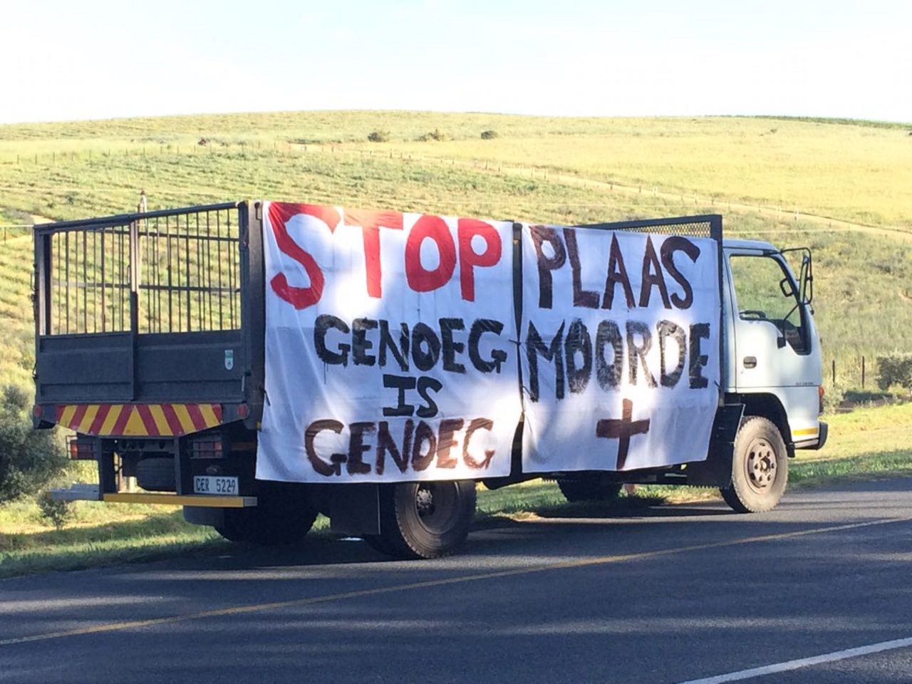 "Stoppt Farm-Morde, genug ist genug": Fahrzeug mit Transparent am "Schwarzen Montag" in Stellenbosch. (Farmers Weekly / Jeandré du Preez)
