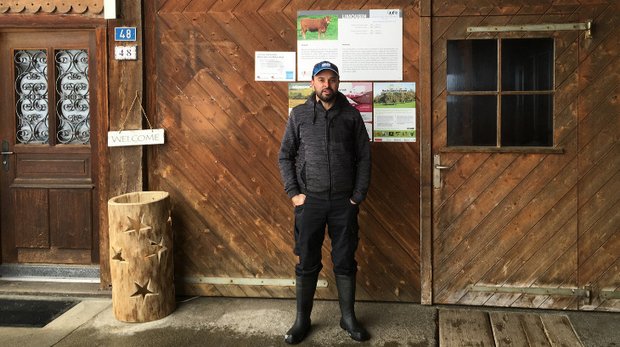 Mit einer Wand voller Infotafeln, Rundgängen über den Hof und im persönlichen Gespräch bringt Jonatahn Bütikofer den Besuchenden die Landwirtschaft näher. (Bilder jsc)