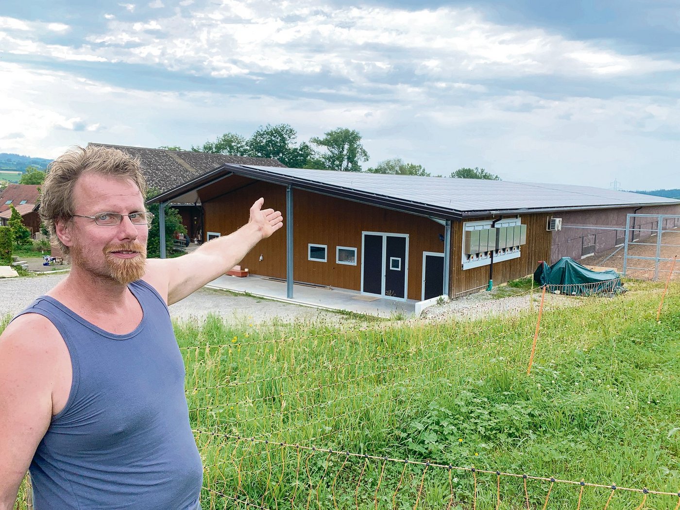 Benjamin Feuz aus Muri produziert Strom auf dem Dach seines neuen Geflügelstalls.(Bild Josef Scherer)