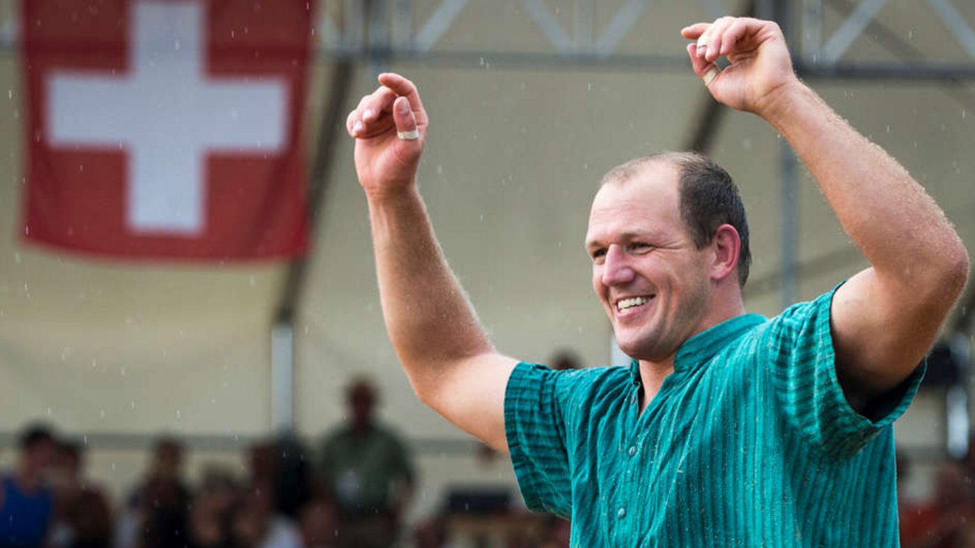 Der Meisterlandwirt Bruno Gisler aus Rumisberg BE hat seine Schwingerhosen an den Nagel gehängt. (Bild srf)