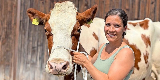 Piroska hat bereits ihr elftes Kalb geboren und für Christa Reust einen besonderen Stellenwert. Langlebigkeit und gute Euter sind der Landwirtin und ihrem Ehemann wichtig. 