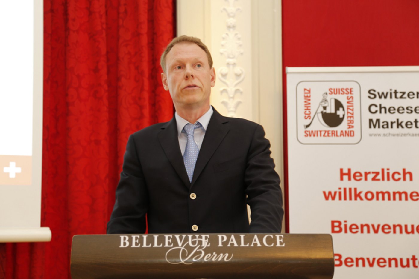 David Escher, Direktor von Switzerland-Cheese-Marketing erklärt, dass die Aufhebung der Franken-Euro-Untergrenze im Käsemarkt zu Gewinnern und Verlierern geführt hat. (Bild lid)