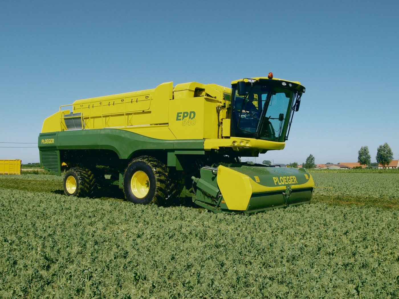 Für das Dreschen der Erbsen hat die Hilcona drei Erntemaschinen im Einsatz, zwei eigene und eine im Lohn. Die Ernte muss minutiös geplant und koordiniert werden.(Bild zVg)