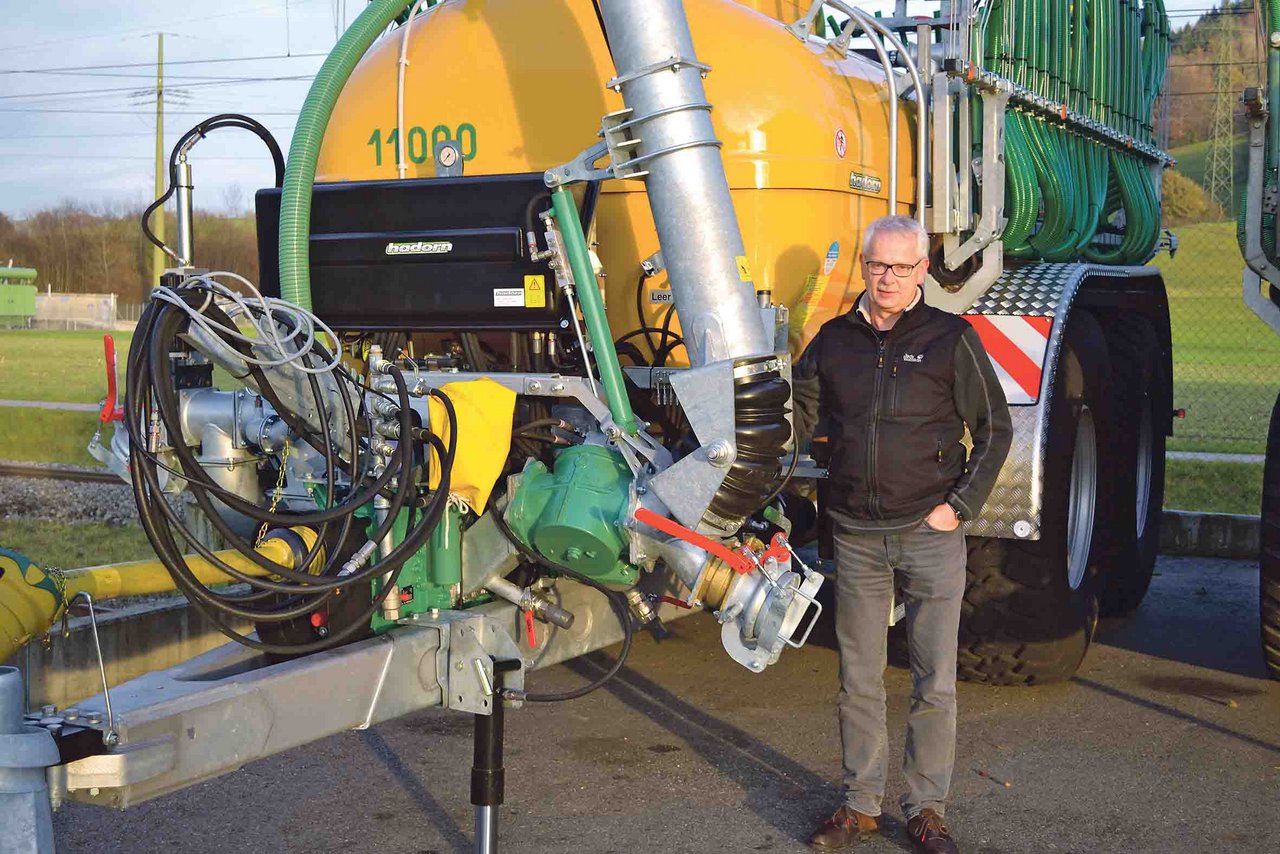  Daniel Hänni ist einer der Mitbesitzer von Hadorn's Gülletechnik AG in Leimiswil BE. In der ganzen Schweiz sind zurzeit hundert Güllefässer von ihnen vermietet. (Bild Peter Fankhauser)