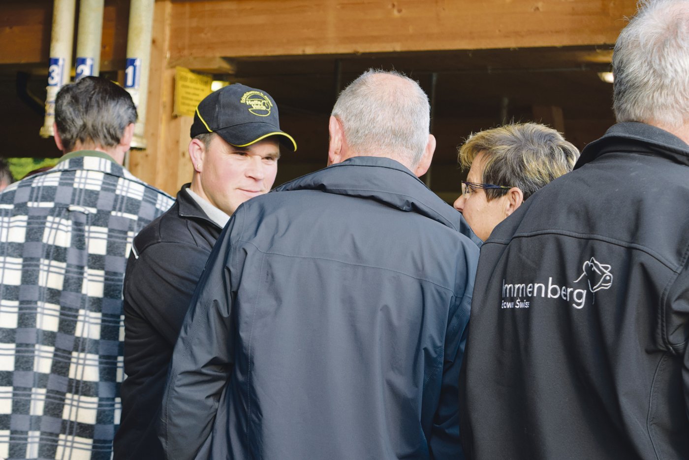 Gastgeber Heinz Haffa im Gespräch mit interessierten Besuchern.