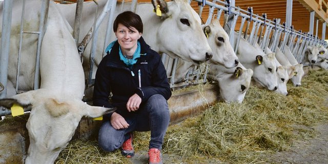 Tanja Müller im Viehstall: Sie und ihr Mann führen einen Betrieb mit Piemontesern, Schweinemast und Fischproduktion.(Bild Susanne Künsch)