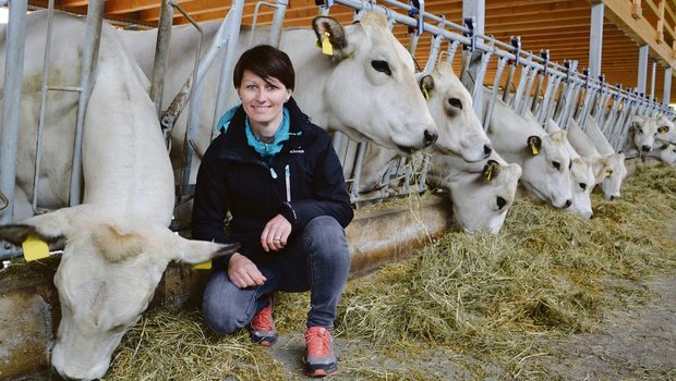 Tanja Müller im Viehstall: Sie und ihr Mann führen einen Betrieb mit Piemontesern, Schweinemast und Fischproduktion.(Bild Susanne Künsch)