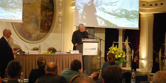 Ulrich Tilgner gab einen Einblick in seine Arbeit als Nahostkorrespondent für das Schweizer Radio und Fernsehen (Bild tw)