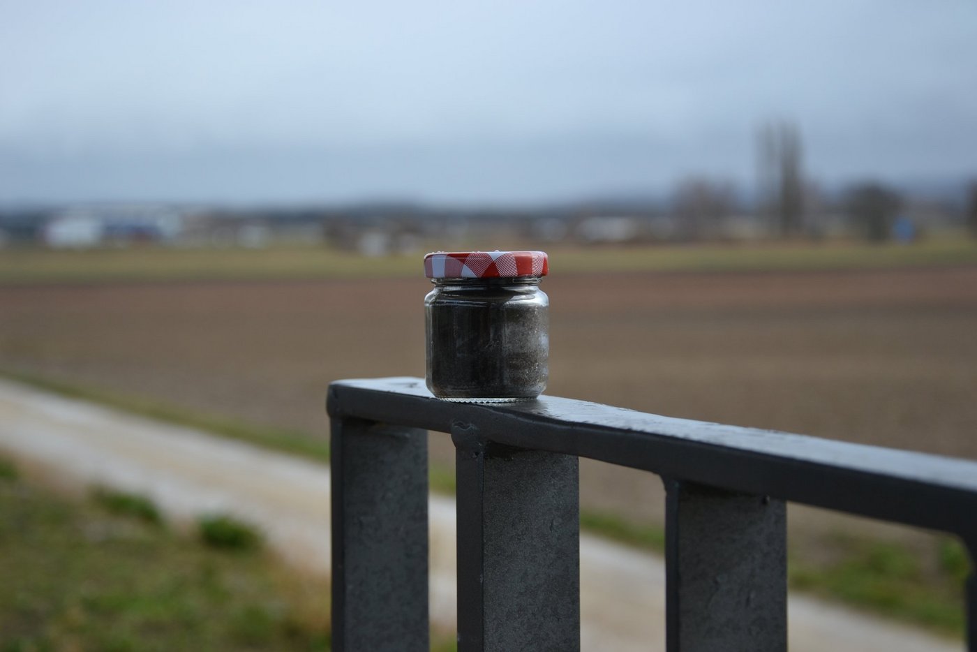 Wie weiter mit dem Schweizer Boden? Sinnbildlich erhielten die Teilnehmer an der Tagung ein Glas voll Seeland-Erde. (Bild jsc)