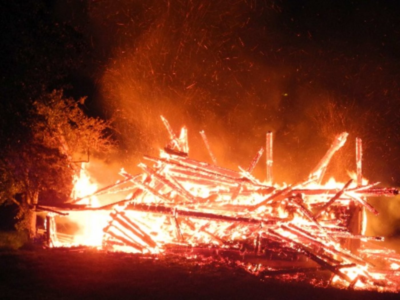 Für den Stall in Feusisberg SZ kam gestern Abend jegliche Hilfe zu spät. Der Brand verschonte Mensch und Tier. (Bild Kantonspolizei SZ)