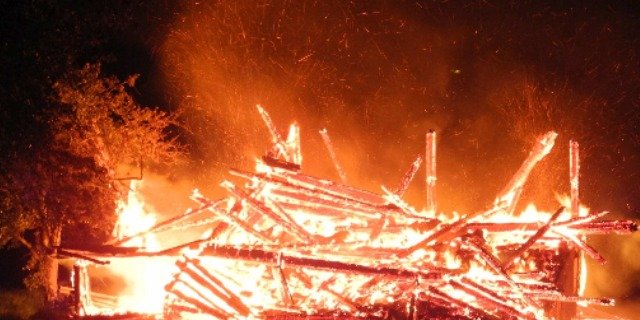 Für den Stall in Feusisberg SZ kam gestern Abend jegliche Hilfe zu spät. Der Brand verschonte Mensch und Tier. (Bild Kantonspolizei SZ)