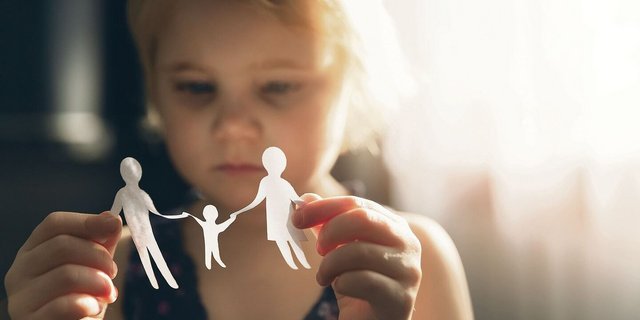 Als Paar getrennt, aber als Eltern weiterhin ein Team: Für Kinder sei die Botschaft «Wir bleiben eine Familie» wahnsinnig wichtig, sagt Beziehungsexpertin Martina Rissi.