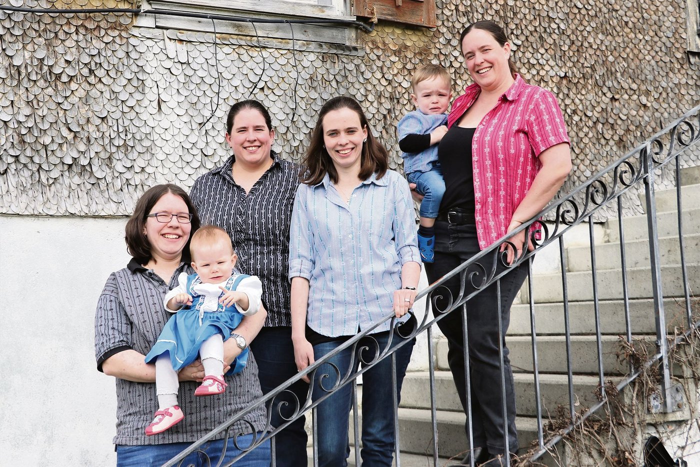 Esther mit Anita, Judith, Priska, Ursula mit Linus (von unten nach oben) besuchen gemeinsam die Bäuerinnenschule. Dort geht es jetzt an den Endspurt, danach haben alle vier Frauen die Berufsprüfung als Ziel. (Bild Ruth Aerni)