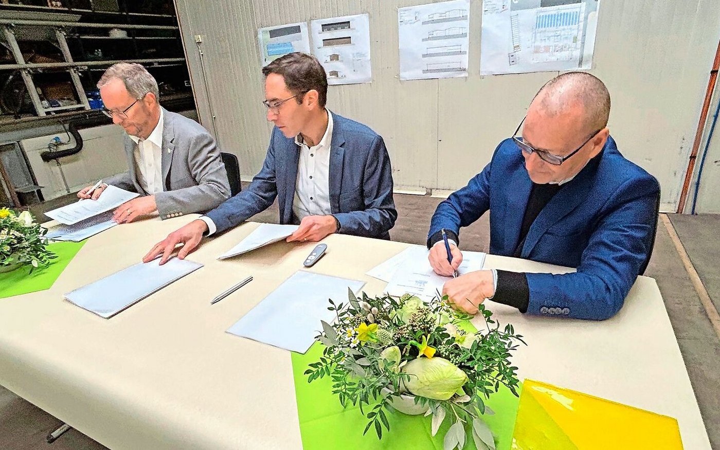 Walter Schönholzer, Terrafood-Präsident Simon Wolfer und Bernhard Belk (v. l.) machen Nägel mit Köpfen.