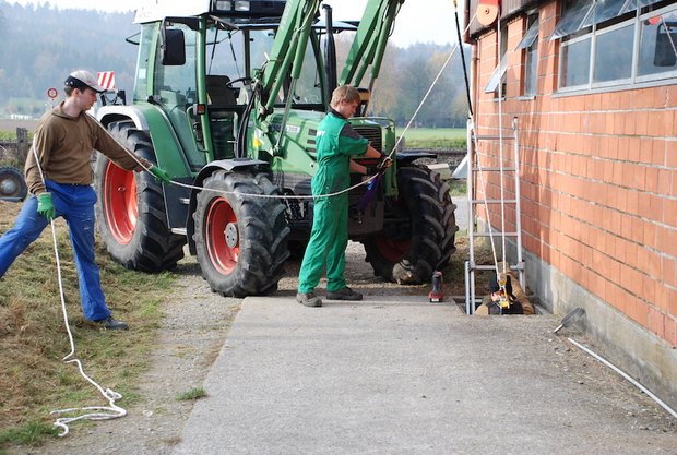 Vorsicht beim Einstieg in die Güllegrube Wird die Grube mit einem Gebläse oder Ventilator gründlich durchlüftet, kann der Landwirt, gesichert durch mindestens zwei Personen, einsteigen. Ein Auffanggurt, Umlenkung und Übersetzung des Sicherungsseils sind zwingend nötig. (Bild BUL)